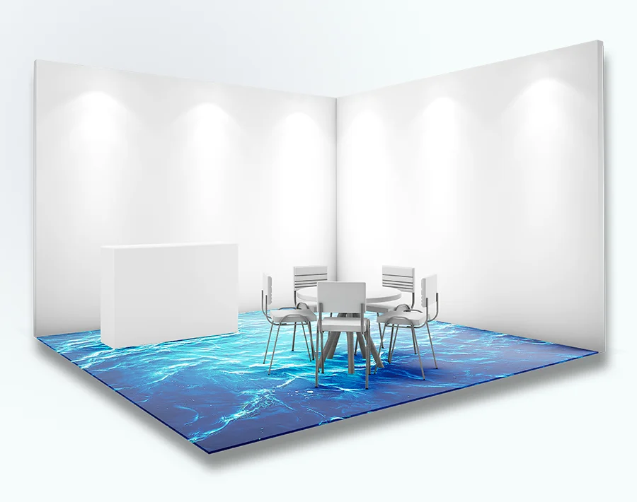 Stoisko targowe z białymi ścianami i niebieską dekoracją podłogową typu carpet oraz stolikiem i krzesłami.