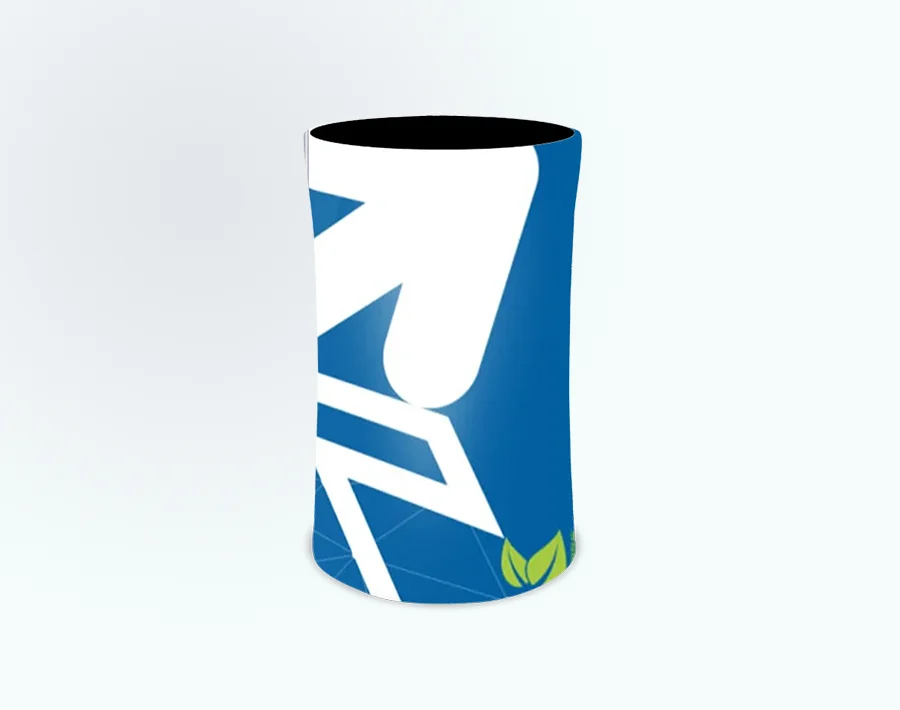 Biały counter reklamowy w kształcie walca z nadrukowaną grafiką na obudowie.