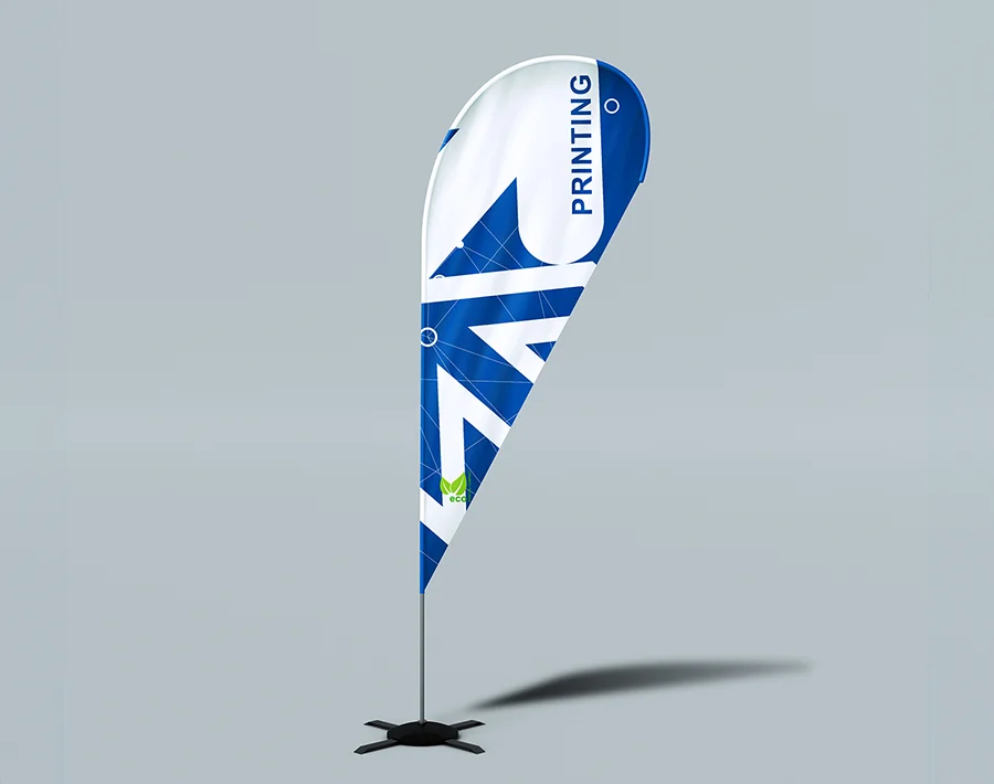 Niebiesko-biała flaga plażowa typu kropla z nadrukiem reklamowym, zamocowana na maszcie z podstawą.