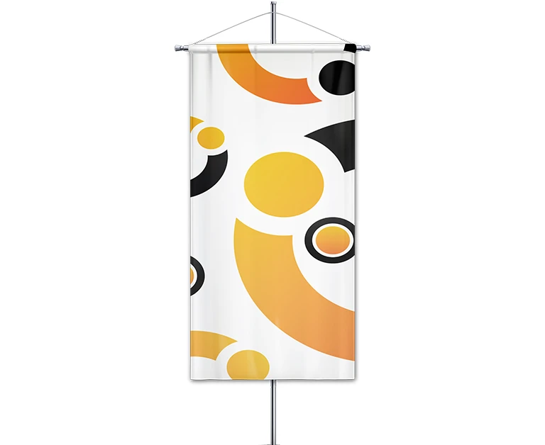 Biała flaga sztandarowa zawieszona pionowo na maszcie z dekoracyjnym, geometrycznym nadrukiem.