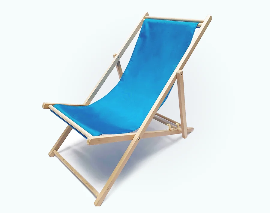 Drewniany leżak z niebieskim materiałowym siedziskiem na jasnym tle.