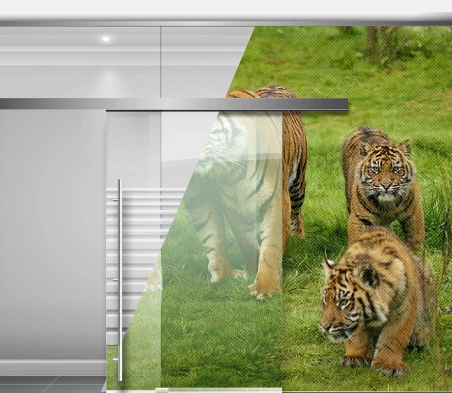 Naklejka okienna z grafiką przedstawiającą dwa tygrysy, częściowo aplikowana na szybę.