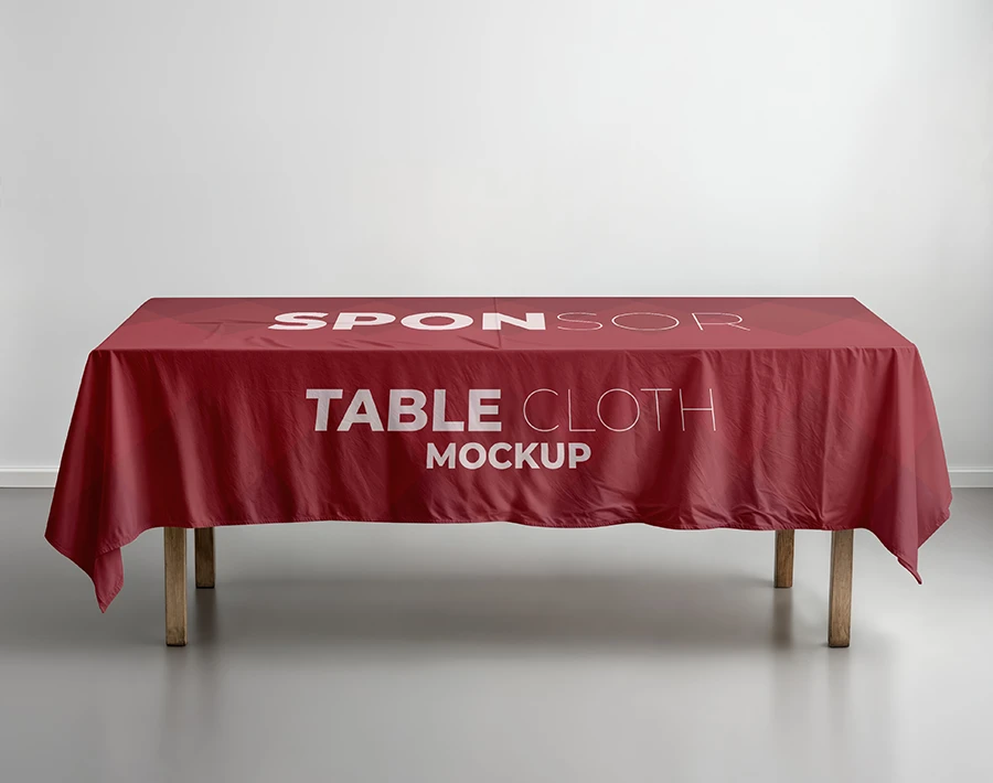 Biały obrus reklamowy z nadrukiem, założony na prostokątny stół.