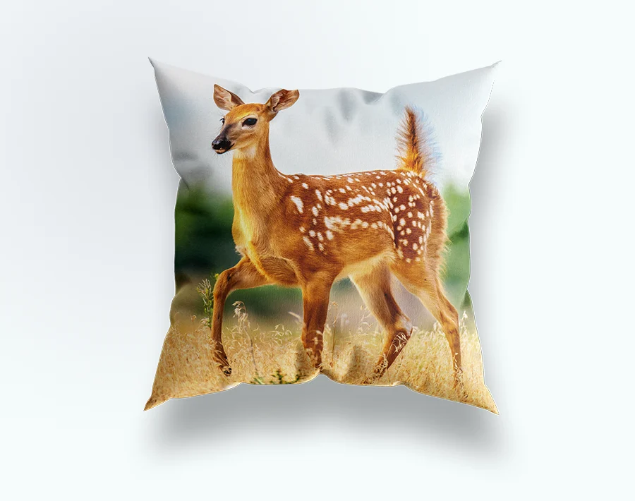 Biała poduszka reklamowa z nadrukiem przedstawiającym młodego jelenia na tle natury.