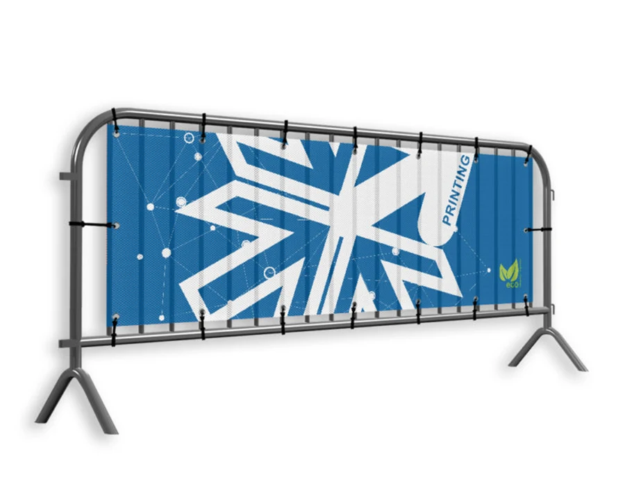 Biała reklama na barierki z dużą grafiką, rozpięta na metalowej konstrukcji.