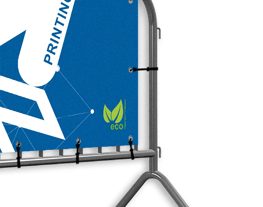 Biała reklama montowana na barierki z nadrukowaną grafiką i metalową konstrukcją mocującą.
