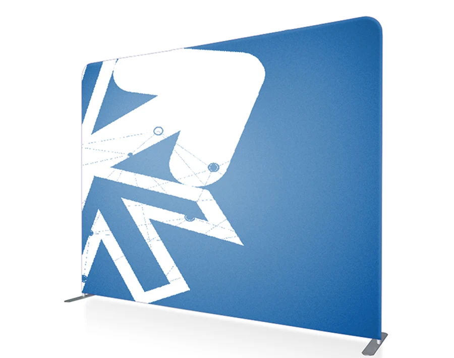 Biała ścianka stelażowa prosta z dużą grafiką reklamową na powierzchni.