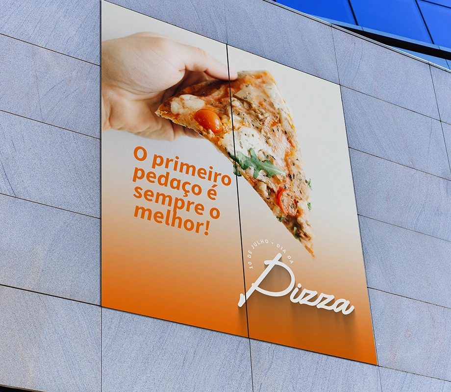 Kwadratowe płyty reklamowy pizzerii z grafiką kawałka pizzy i napisem promującym pizzę na ścianie budynku.