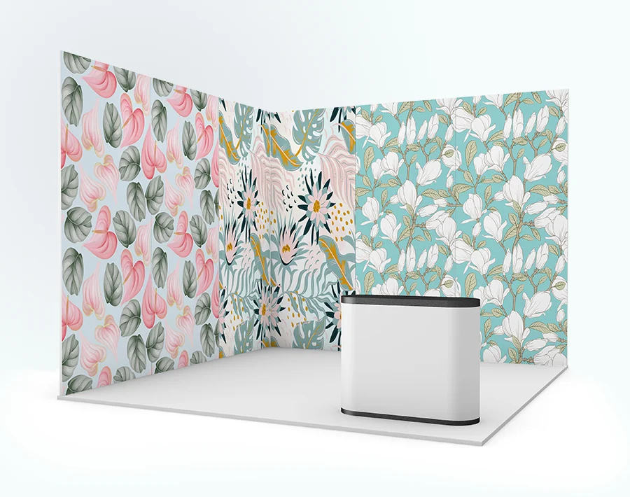 Biała tapeta papierowa z kolorowym wzorem roślinnym, zaprezentowana na ścianach stoiska.