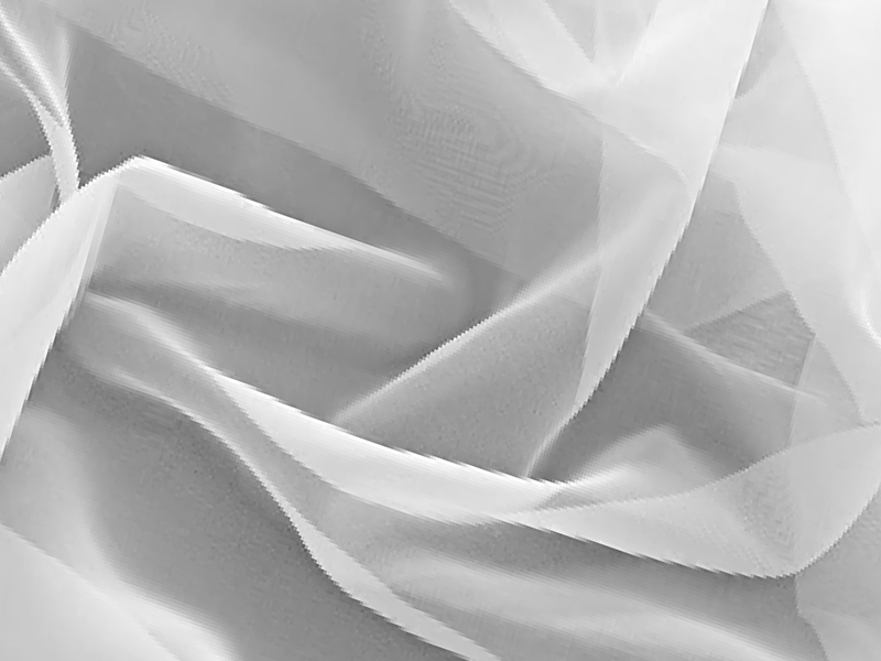 Biała tkanina tafta o gładkiej, lekko połyskującej powierzchni ułożona w miękkie fałdy.