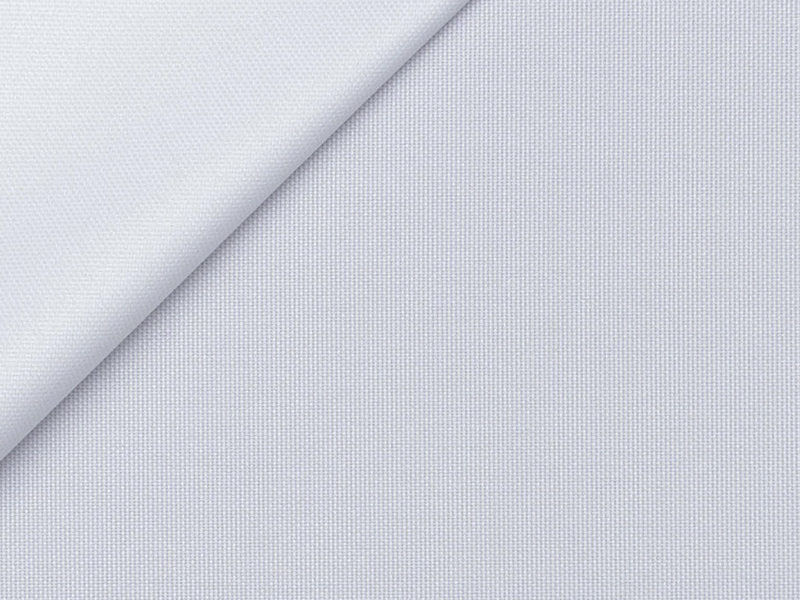 Biała tkanina o delikatnej, pionowej strukturze z lekko uniesionym rogiem materiału.