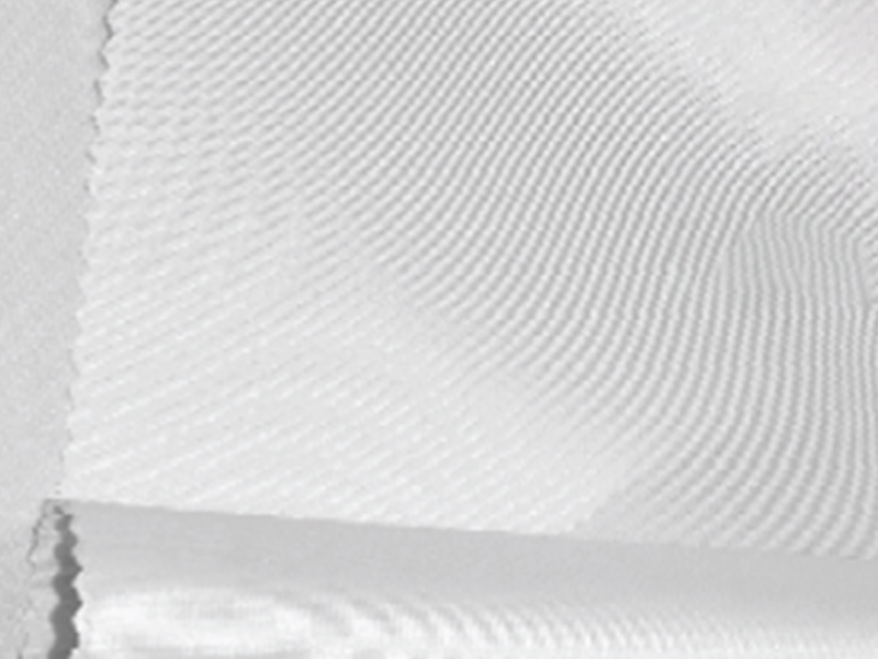 Biały materiał Non Iron o elastycznej strukturze, tworzący miękkie, falujące załamania.