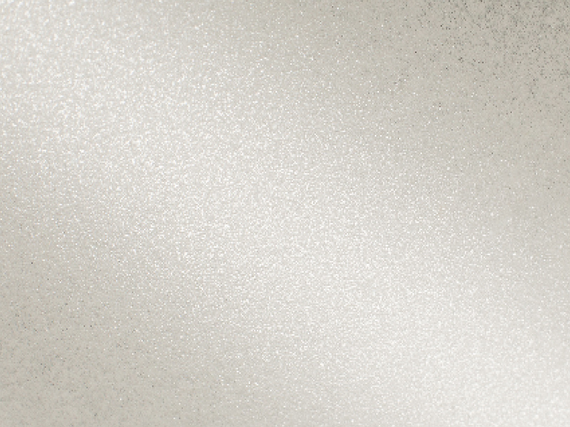 Biała folia mrożona o matowej, lekko ziarnistej powierzchni imitującej efekt szronu.