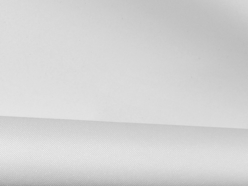 Biały materiał Magic o gładkiej, jednolitej powierzchni z delikatnym załamaniem.