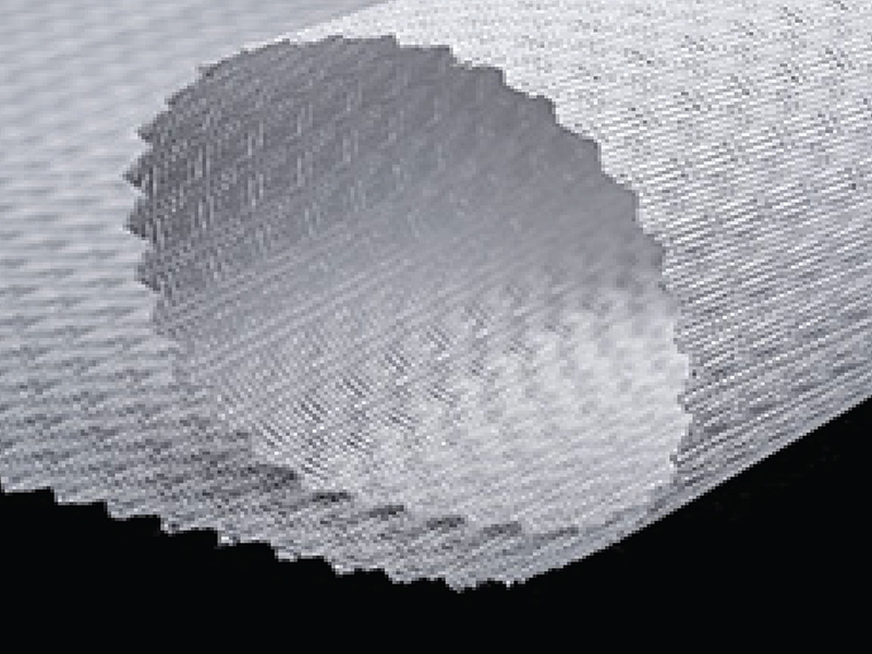 Biała folia strukturalna z regularnym, wypukłym wzorem w formie plastra miodu, częściowo zwinięta.