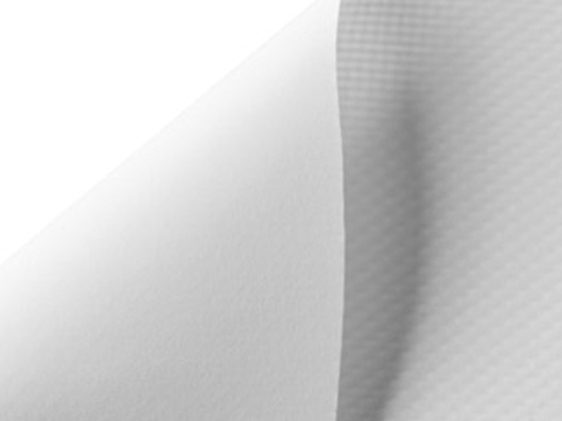 Biały materiał Frontlit z gładką powierzchnią i widoczną strukturą od spodu, lekko zagięty.