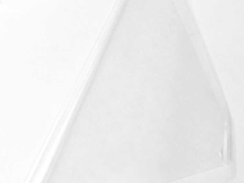 Biała folia transparentna z lekko uniesionym rogiem, ukazująca cienką i gładką strukturę materiału.