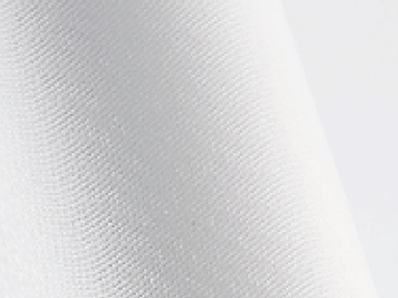 Biały materiał Artist Light o delikatnej, równomiernej strukturze powierzchni widocznej z bliska.
