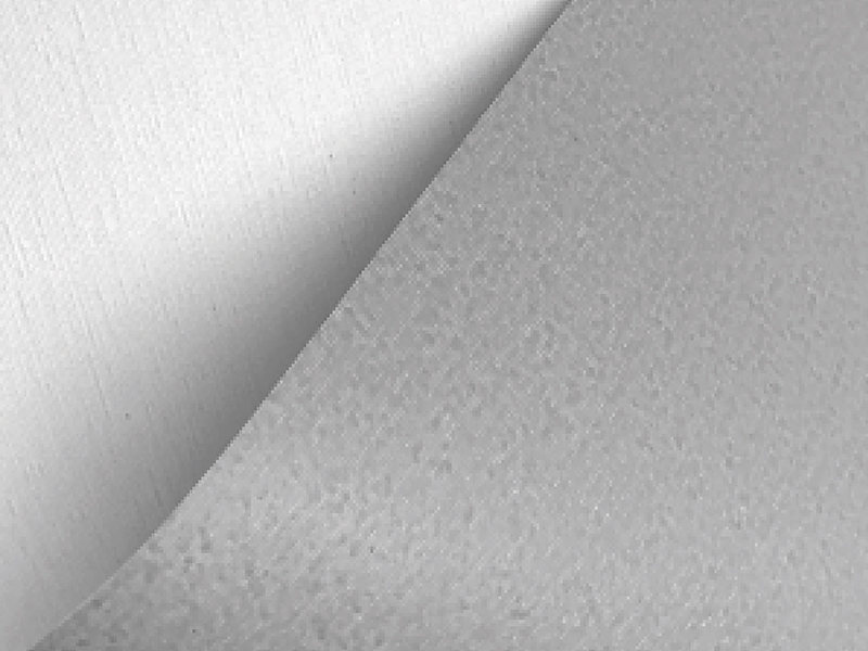 Biały materiał Airtex Gray Back z szarym spodem, lekko podwinięty, ukazujący strukturę obu warstw.