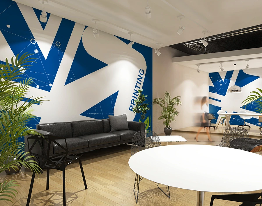 Fototapeta wielkoformatowa w kolorze białym i niebieskim z geometryczną grafiką, zamontowana na ścianie biura.