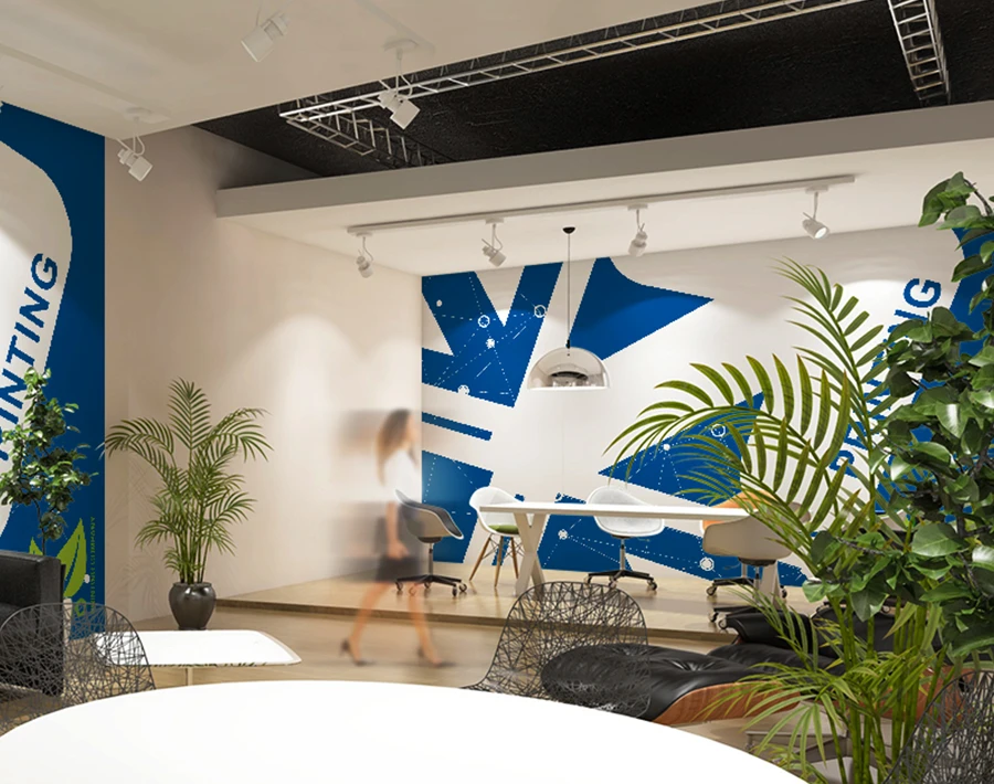 Biało niebieska fototapeta wielkoformatowa z niebieską grafiką na ścianie nowoczesnego wnętrza.