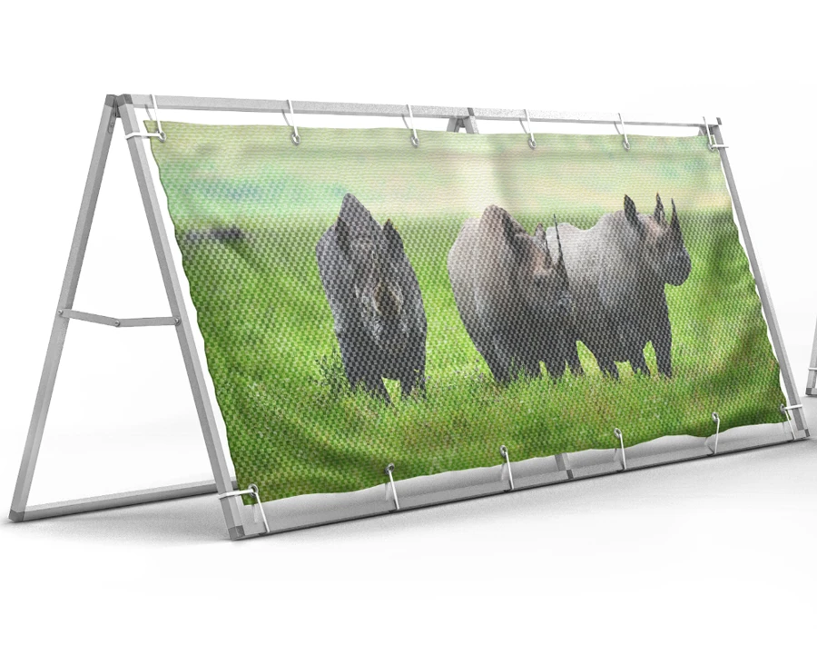 Baner flagowy z grafiką przedstawiającą nosorożce, zamocowany na metalowej konstrukcji typu A.