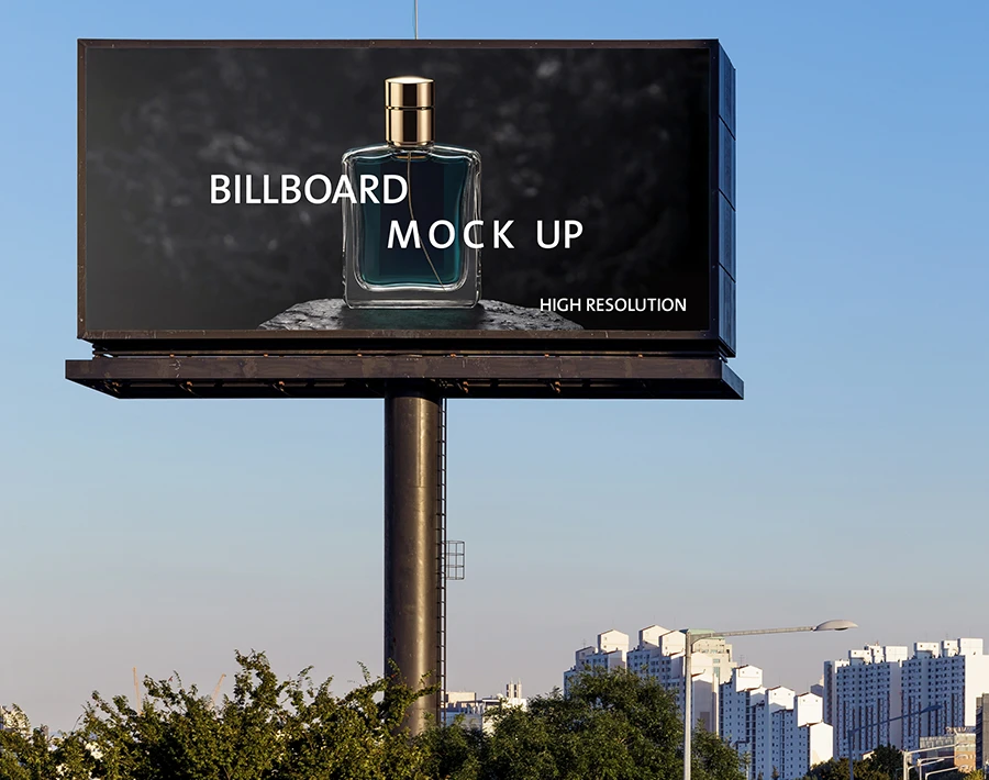 Biały baner XL na billboardzie wolnostojącym z nadrukiem reklamowym w przestrzeni miejskiej.