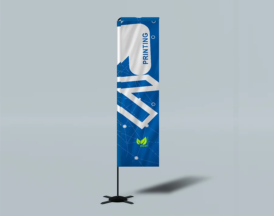 Niebieska flaga plażowa prosta z białą grafiką, zamocowana na elastycznym maszcie z podstawą.