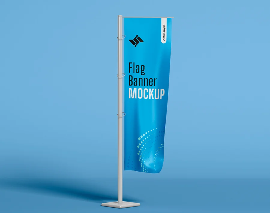 Niebieska flaga plażowa na białym maszcie z nadrukiem reklamowym, ustawiona na jasnym tle.