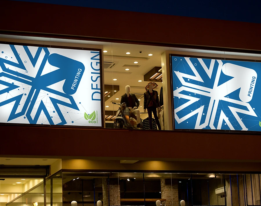 Biały kaseton świetlny z podświetlaną grafiką zamontowany w witrynie budynku.