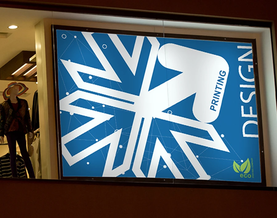 Biały kaseton świetlny z podświetlaną grafiką reklamową w witrynie sklepowej.Biały kaseton świetlny z podświetlaną grafiką reklamową w witrynie sklepowej.