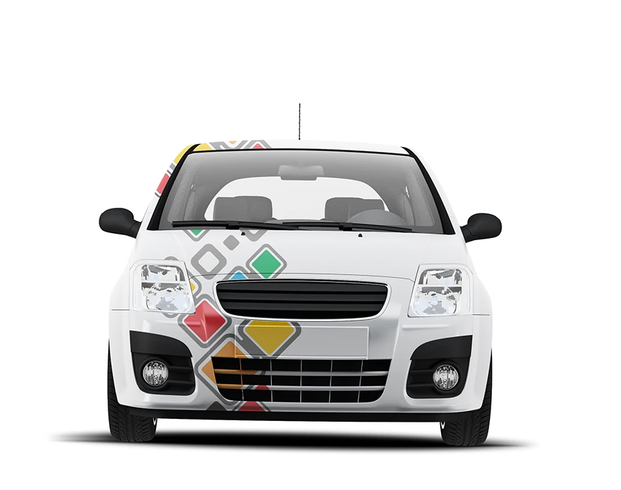 Biała naklejka samochodowa z kolorową grafiką reklamową umieszczoną na przodzie auta.