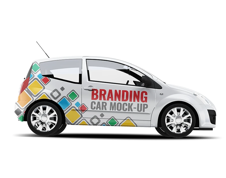 Biała naklejka samochodowa z kolorową grafiką reklamową aplikowaną na bok auta.