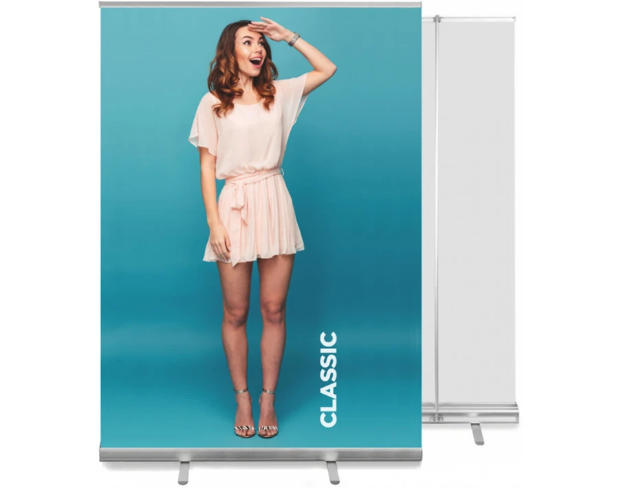 Biały roll up Classic z pełnokolorową grafiką reklamową oraz widokiem kasety z boku.