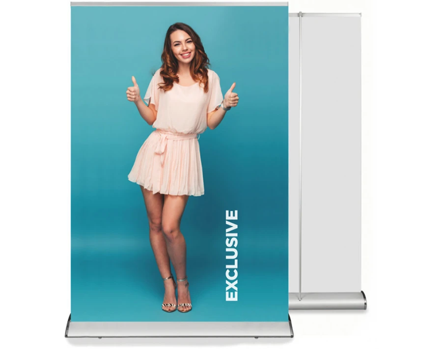 Biały roll up Exclusive z grafiką reklamową oraz widokiem eleganckiej kasety z boku.