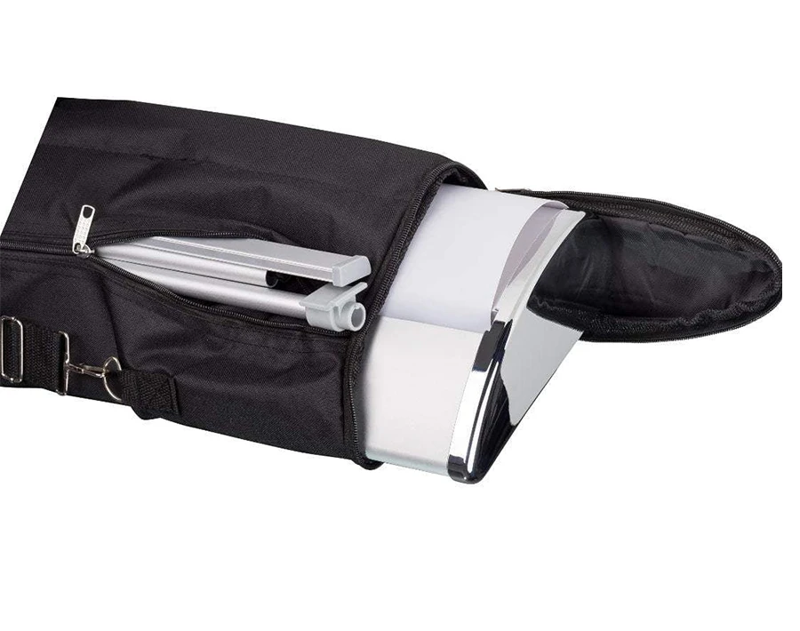 Czarny roll up zapakowany w torbę transportową z widoczną kasetą i elementami konstrukcji.