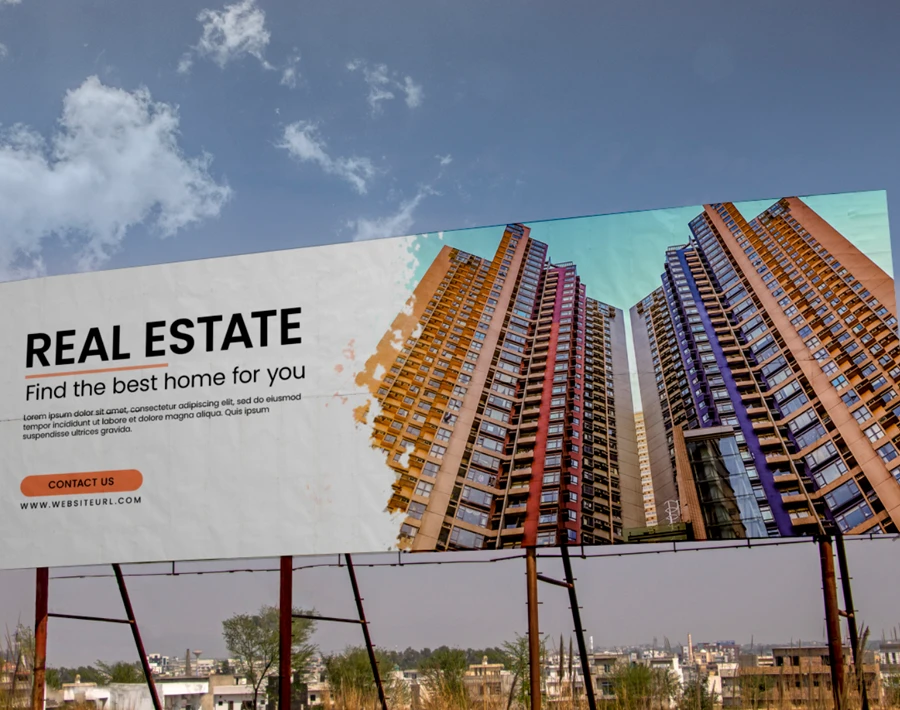 Biała tablica budowlana z dużą wizualizacją inwestycji mieszkaniowej, zamontowana na konstrukcji stalowej.