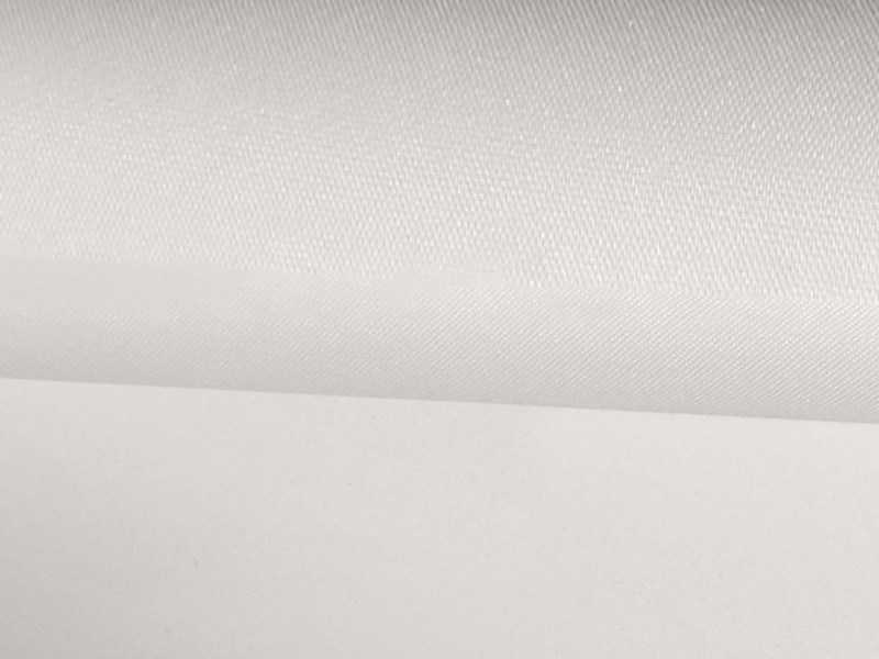 Biały materiał VisionUp o gładkiej, lekko matowej powierzchni widocznej z bliska.