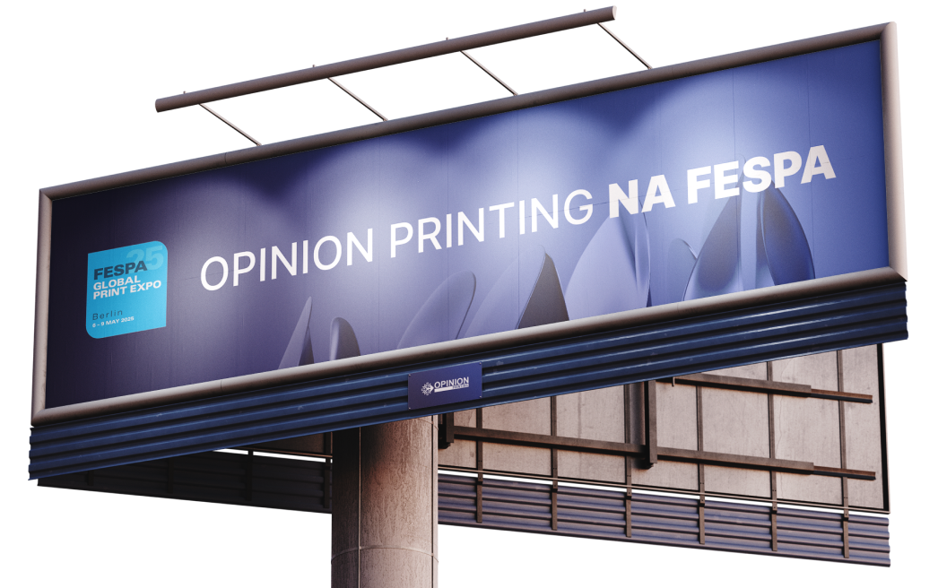 Niebieski baner reklamowy zamontowany nad wejściem do hali targowej w przestrzeni zadaszonej.