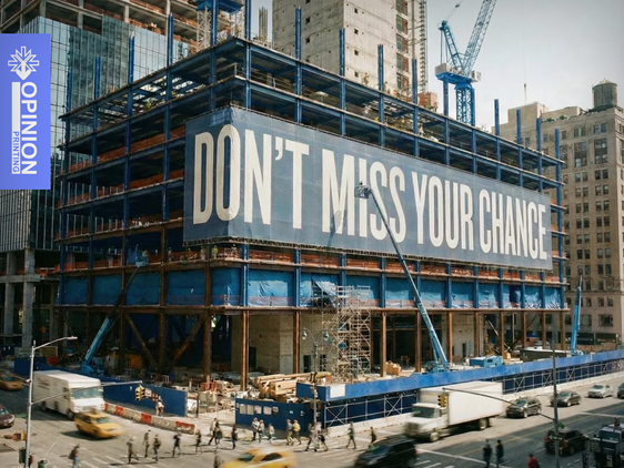 Wielkoformatowy baner z hasłem „Don’t Miss Your Chance” zamocowany na elewacji budynku w trakcie budowy w centrum miasta.